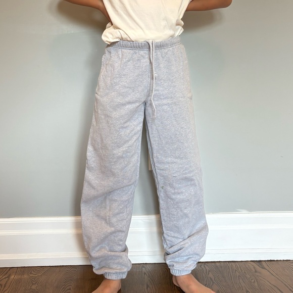 Grey sweatpants from aritzia, fleeced, unisex - Picture 1 of 6